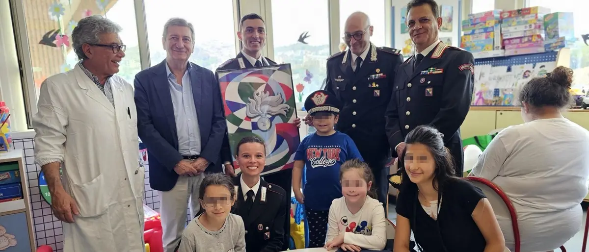 Reggio, carabinieri in visita nel reparto di pediatria del Gom