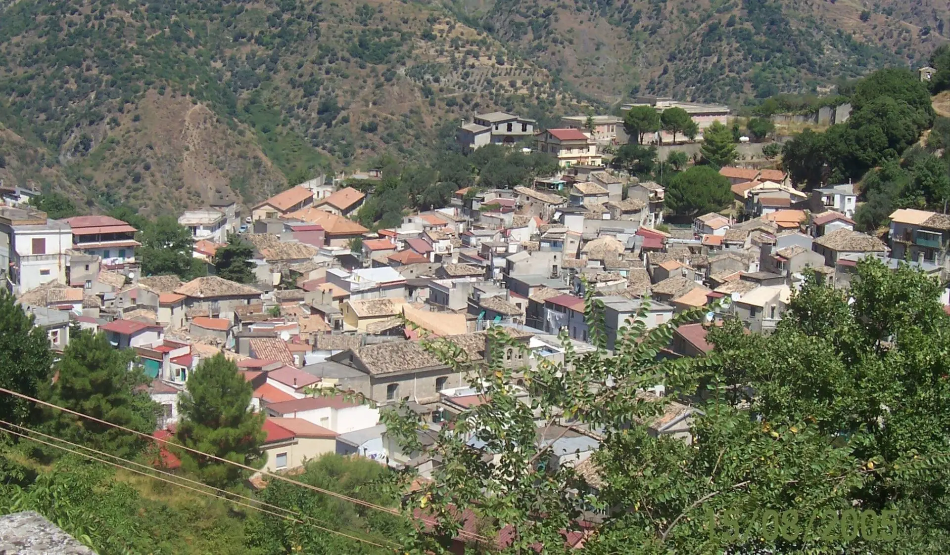 Ha un malore ma il defibrillatore non funziona e l’ambulanza arriva dopo quasi un’ora: operaio muore in strada a Pazzano