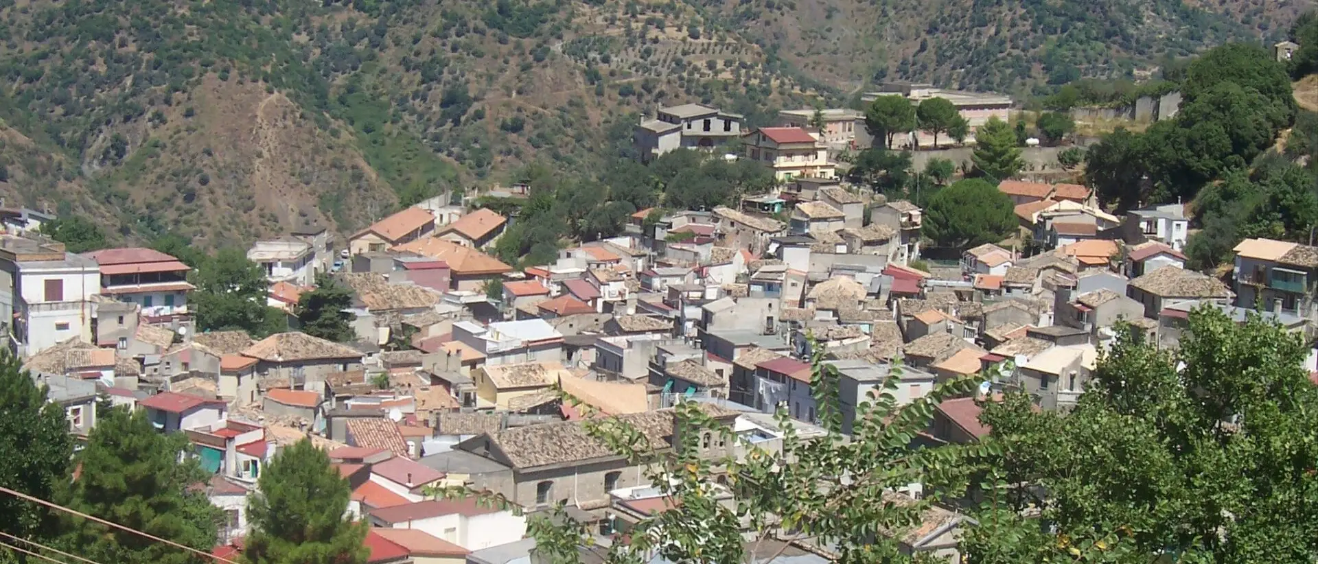 Ha un malore ma il defibrillatore non funziona e l’ambulanza arriva dopo quasi un’ora: operaio muore in strada a Pazzano