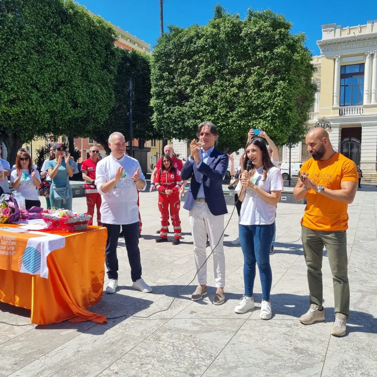 Fondazione CHOPS Malattie Rare, a piazza Italia la cerimonia di consegna del ricavato in beneficenza ai genitori del piccolo Mario