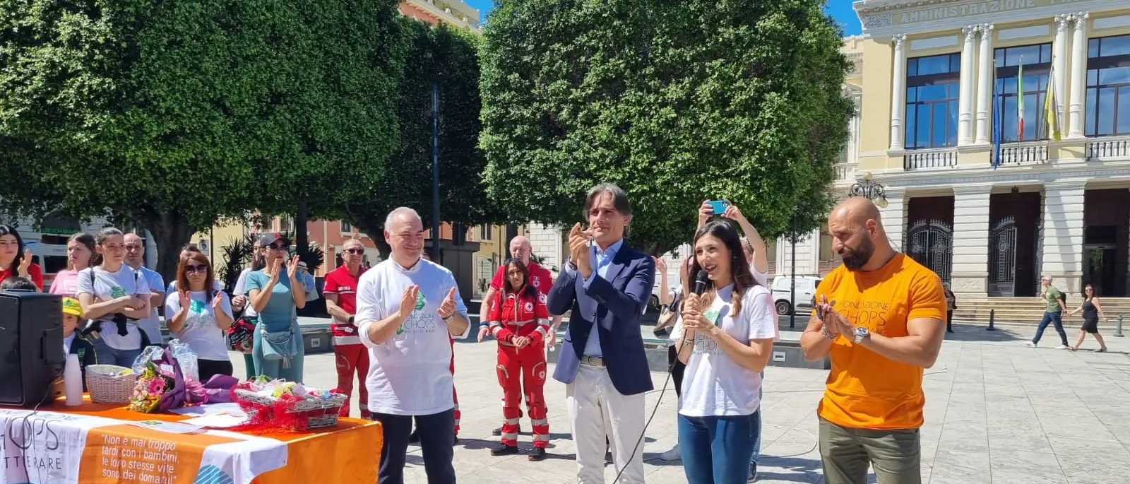 Fondazione CHOPS Malattie Rare, a piazza Italia la cerimonia di consegna del ricavato in beneficenza ai genitori del piccolo Mario