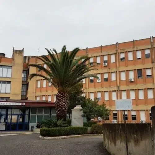 Aggressione al pediatra di Locri, l'ordine dei medici si stringe al collega: «Vittima di un grave atto minatorio»