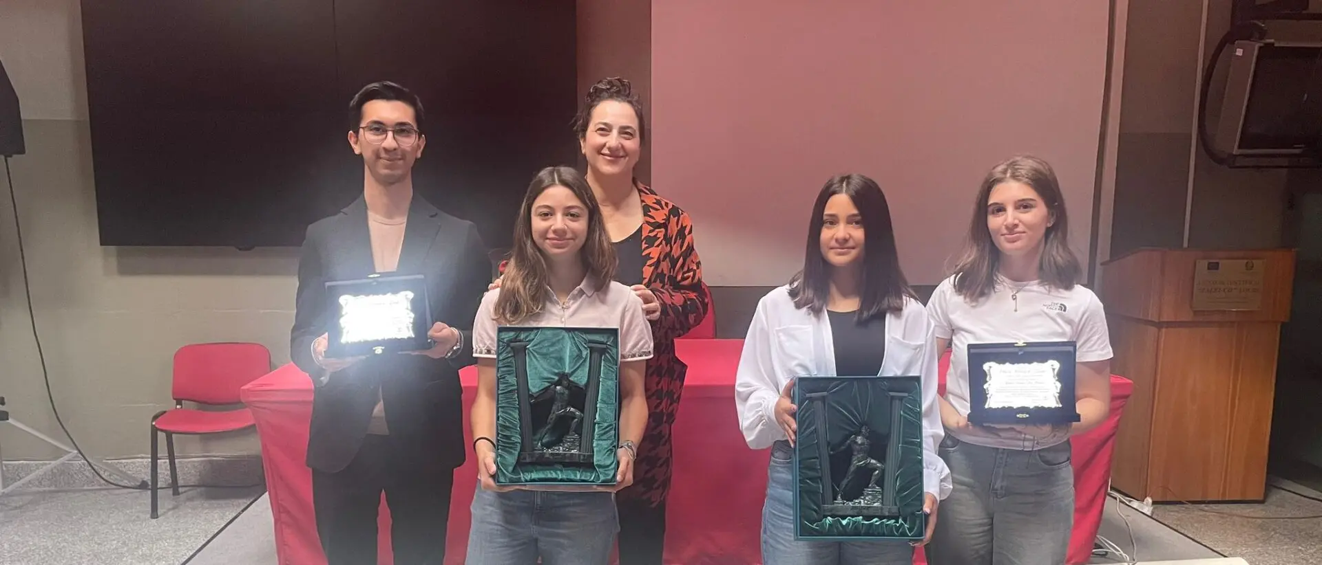 I ragazzi del liceo Zaleuco trionfano alla prima edizione del concorso” Oltre le colonne d' Ercole”