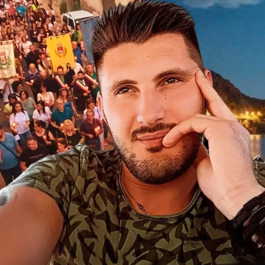 Bova Marina, c'è un tempo in cui le parole non servono. Fiaccolata per ricordare Alessio e tutte le vittime della 106 | FOTO