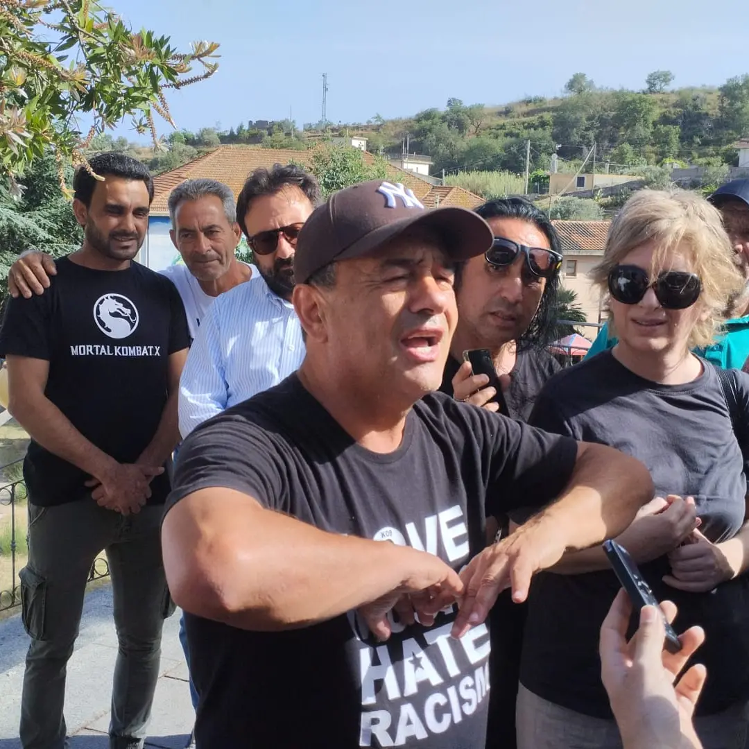 Riace, Mimmo Lucano di nuovo sindaco: il \"curdo\" torna alla guida del comune | Elezioni Amministrative 2024