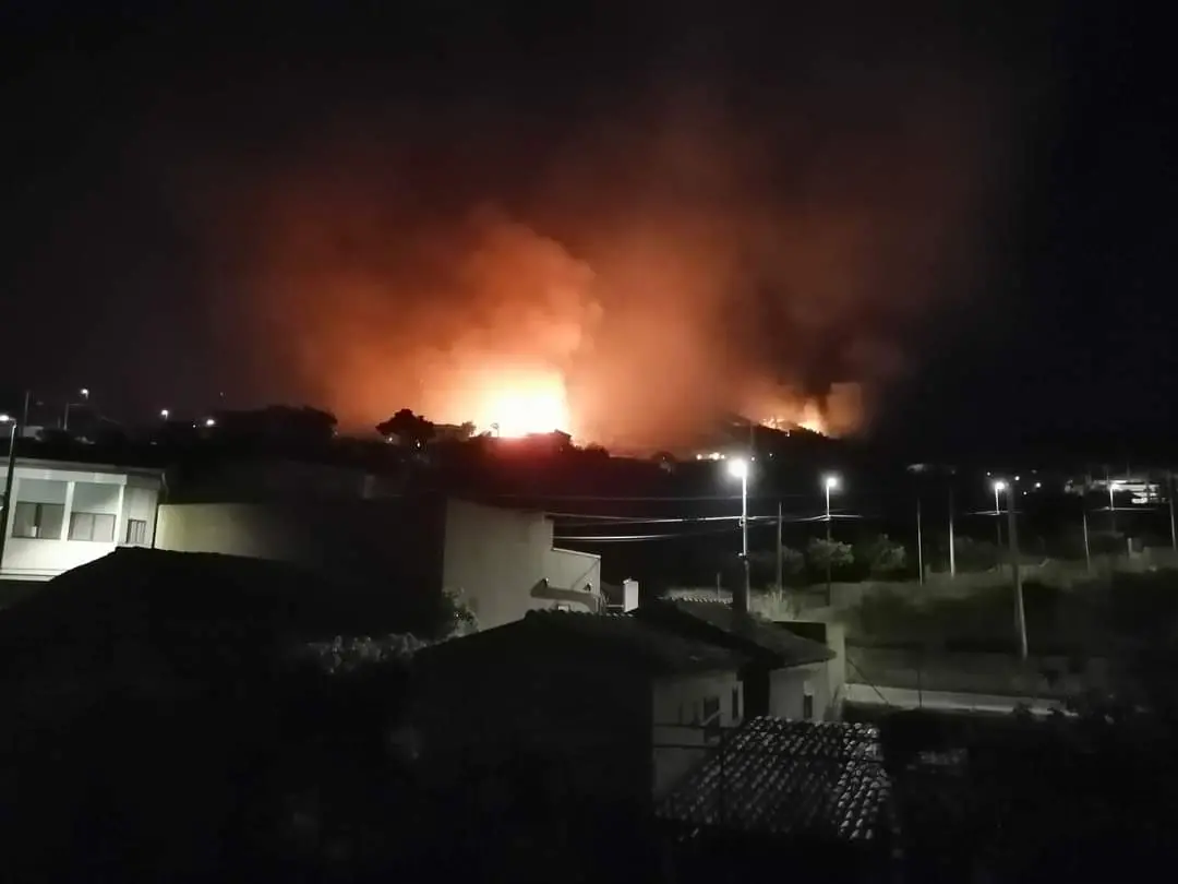 Giornata di fuoco nella provincia reggina, ancora in fiamme la collina di Pellaro