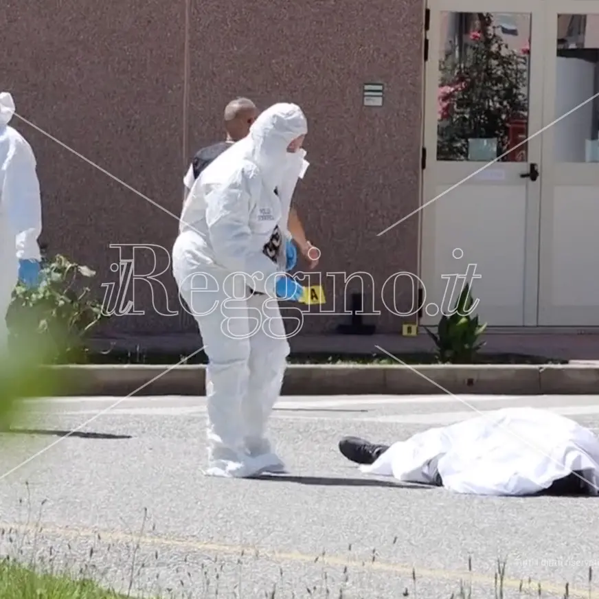 Reggio, ladro ucciso a coltellate: il macellaio 48enne rimane in carcere