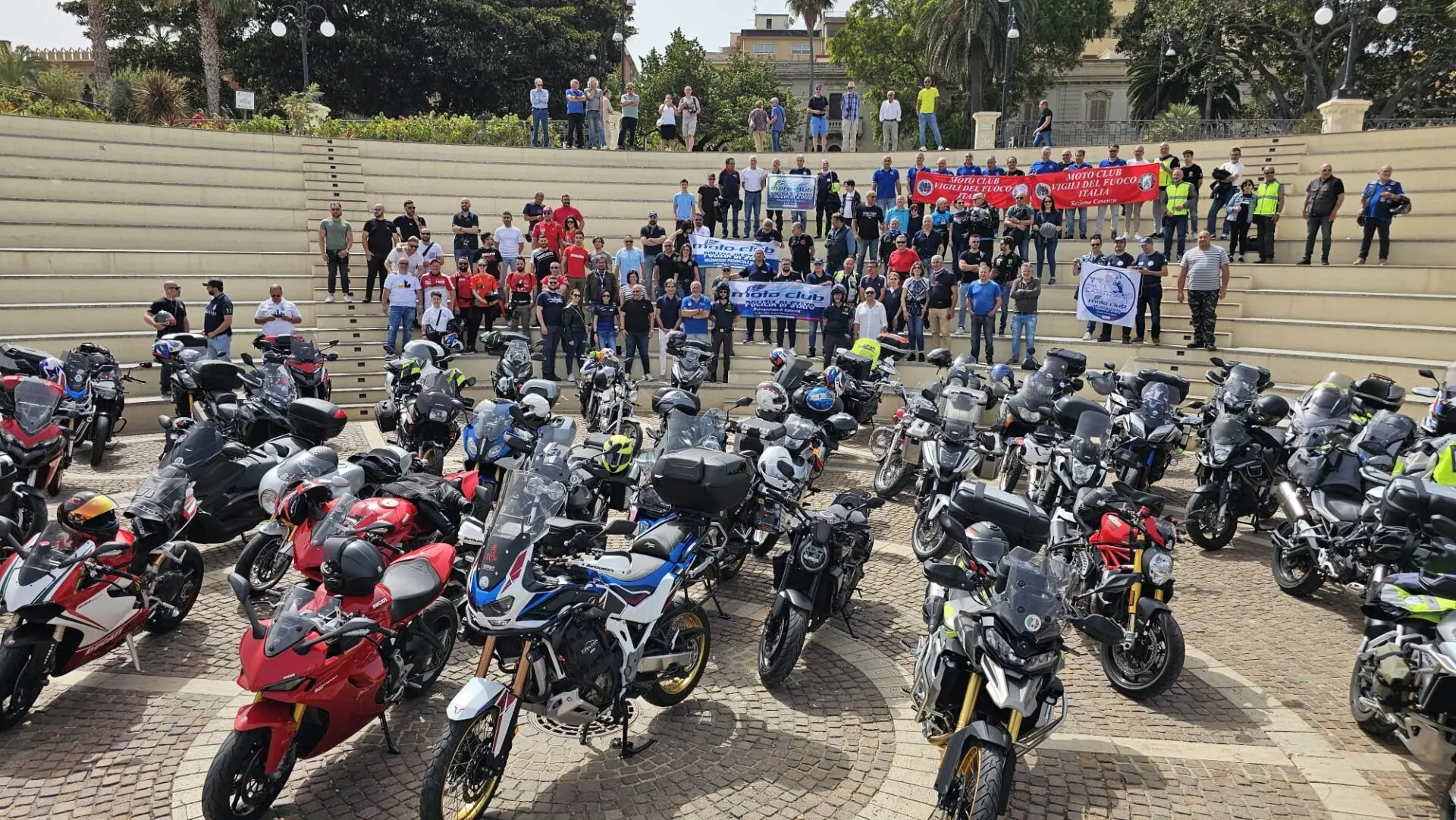 Cicloturismo a Reggio Calabria: migliaia di partecipanti per due motoraduni delle Triumph e del Motoclub Polizia di Stato