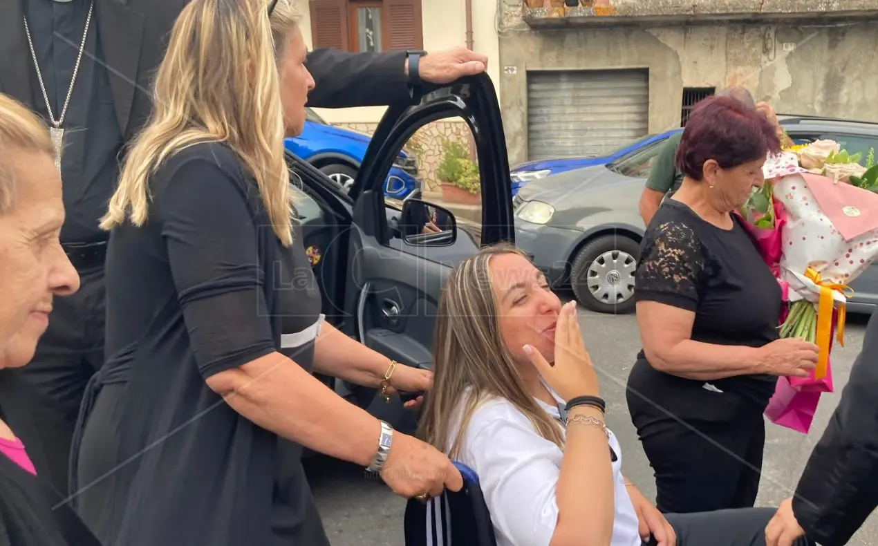 Valentina Crudo torna a casa dopo l'incidente: «Sono miracolata, una grande emozione essere qui»