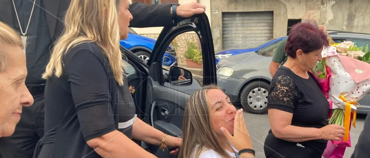 Valentina Crudo torna a casa dopo l'incidente: «Sono miracolata, una grande emozione essere qui»