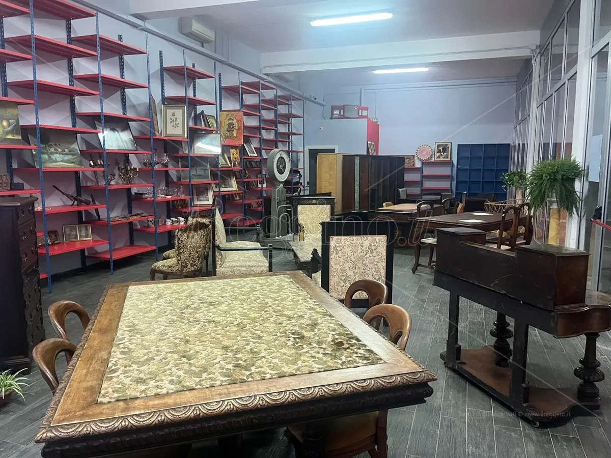 Reggio, la cooperativa Rom 1995 “rinasce” come gli oggetti e gli arredi nel nuovo Centro del Riuso - VIDEO