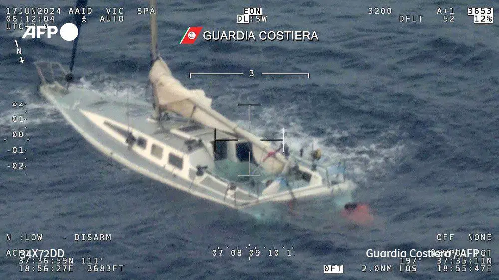 Naufragio a Roccella, tragedia senza fine: uno degli scafisti si sarebbe suicidato dopo aver visto i figli morire