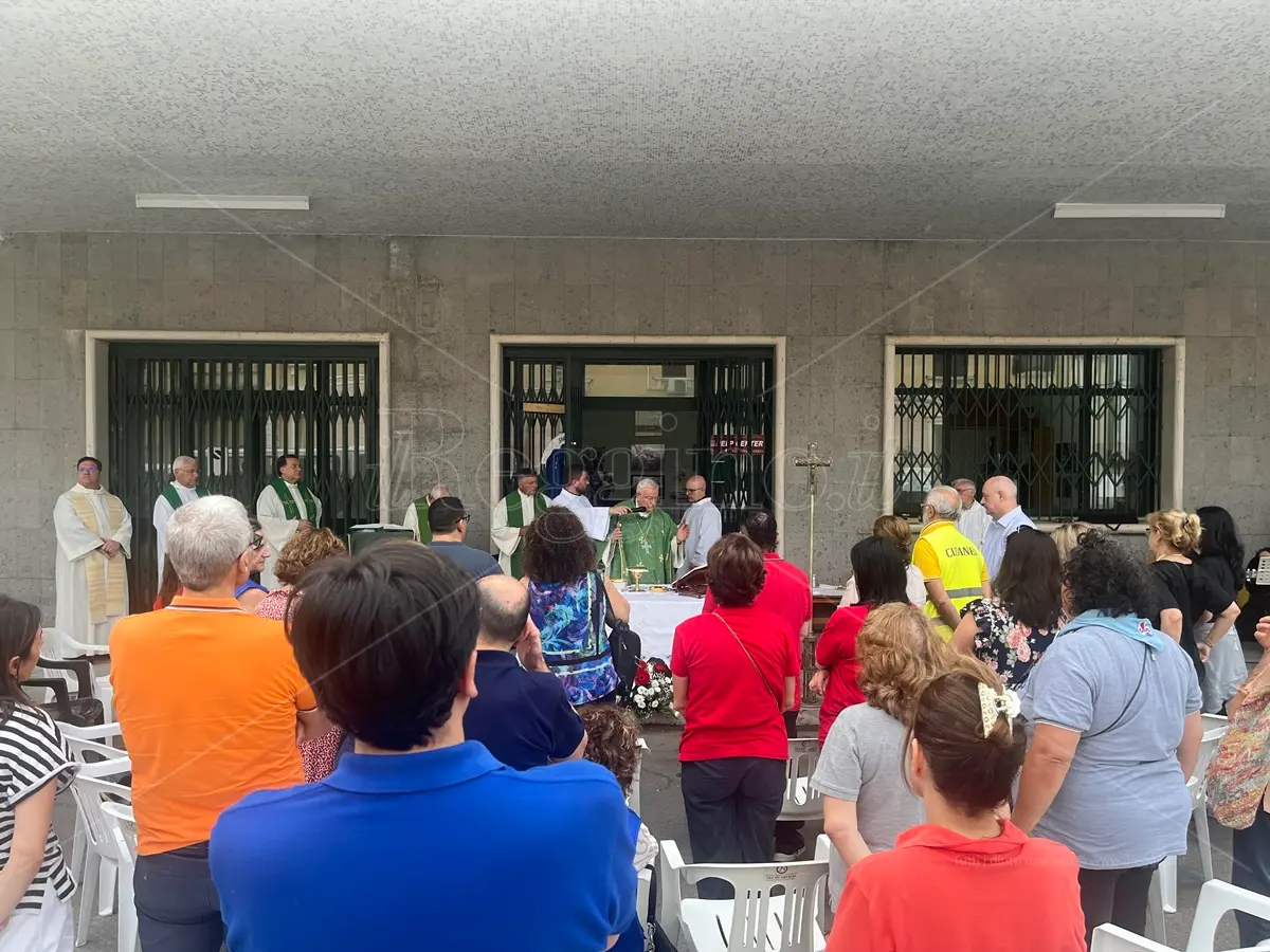 Reggio, il cardinale Bassetti: «Dobbiamo dare speranza a chi ha bisogno, anche se non li raggiungiamo tutti»