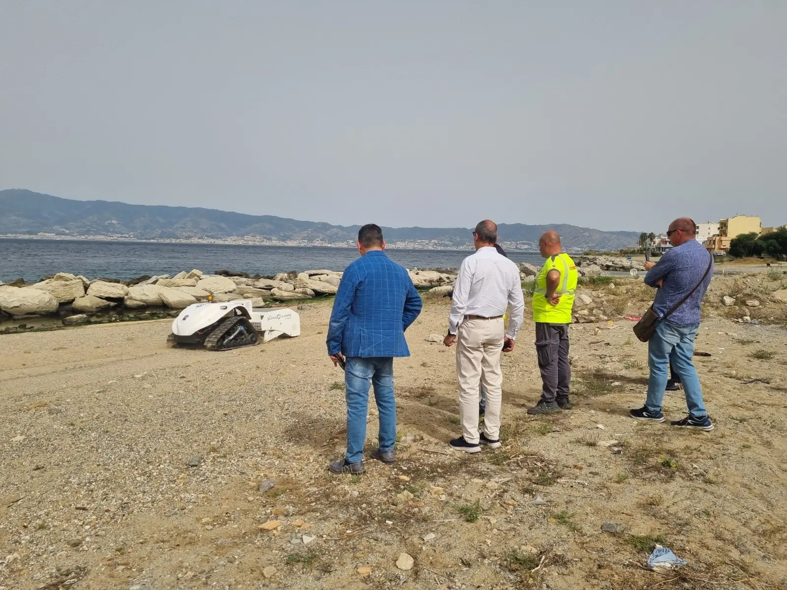 BeBot all’opera nelle spiagge di Gallico, Brunetti: «Siamo tra i primi in Italia ad avere queste attrezzature»