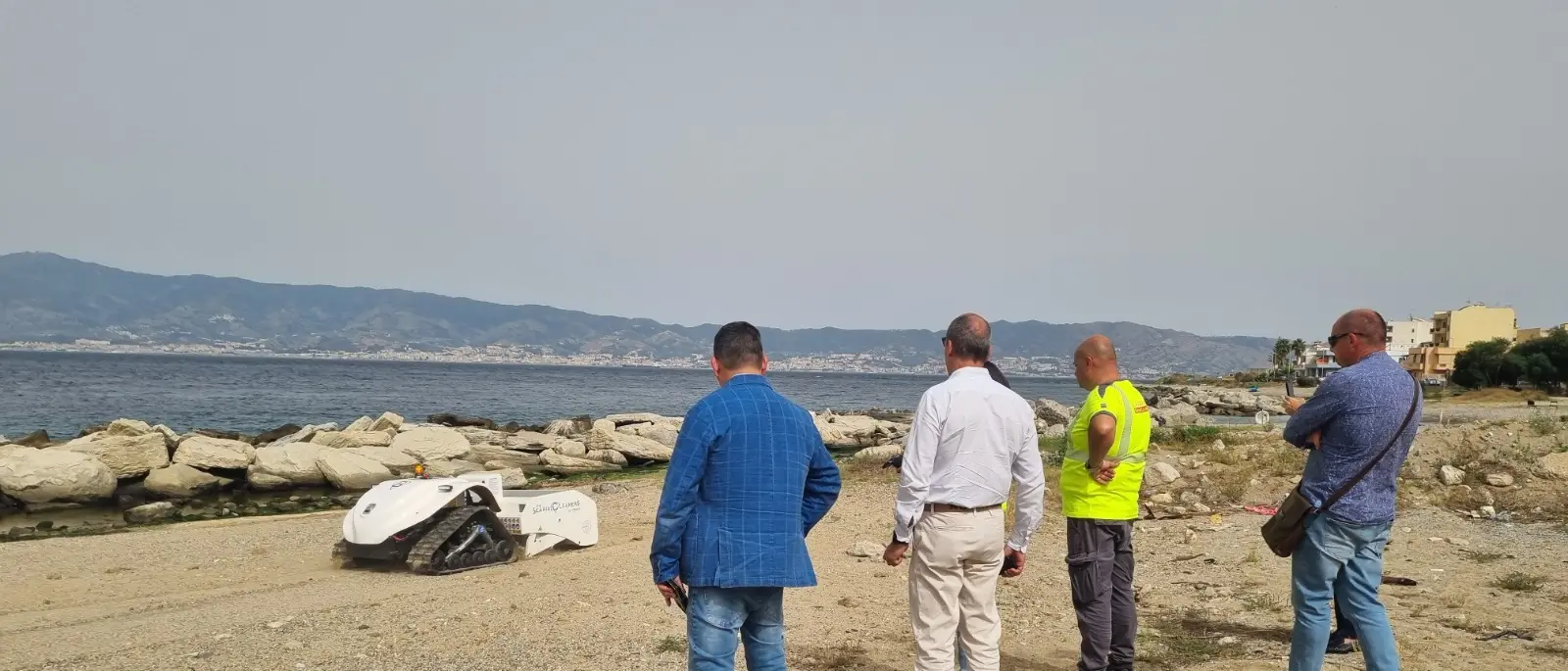 BeBot all’opera nelle spiagge di Gallico, Brunetti: «Siamo tra i primi in Italia ad avere queste attrezzature»