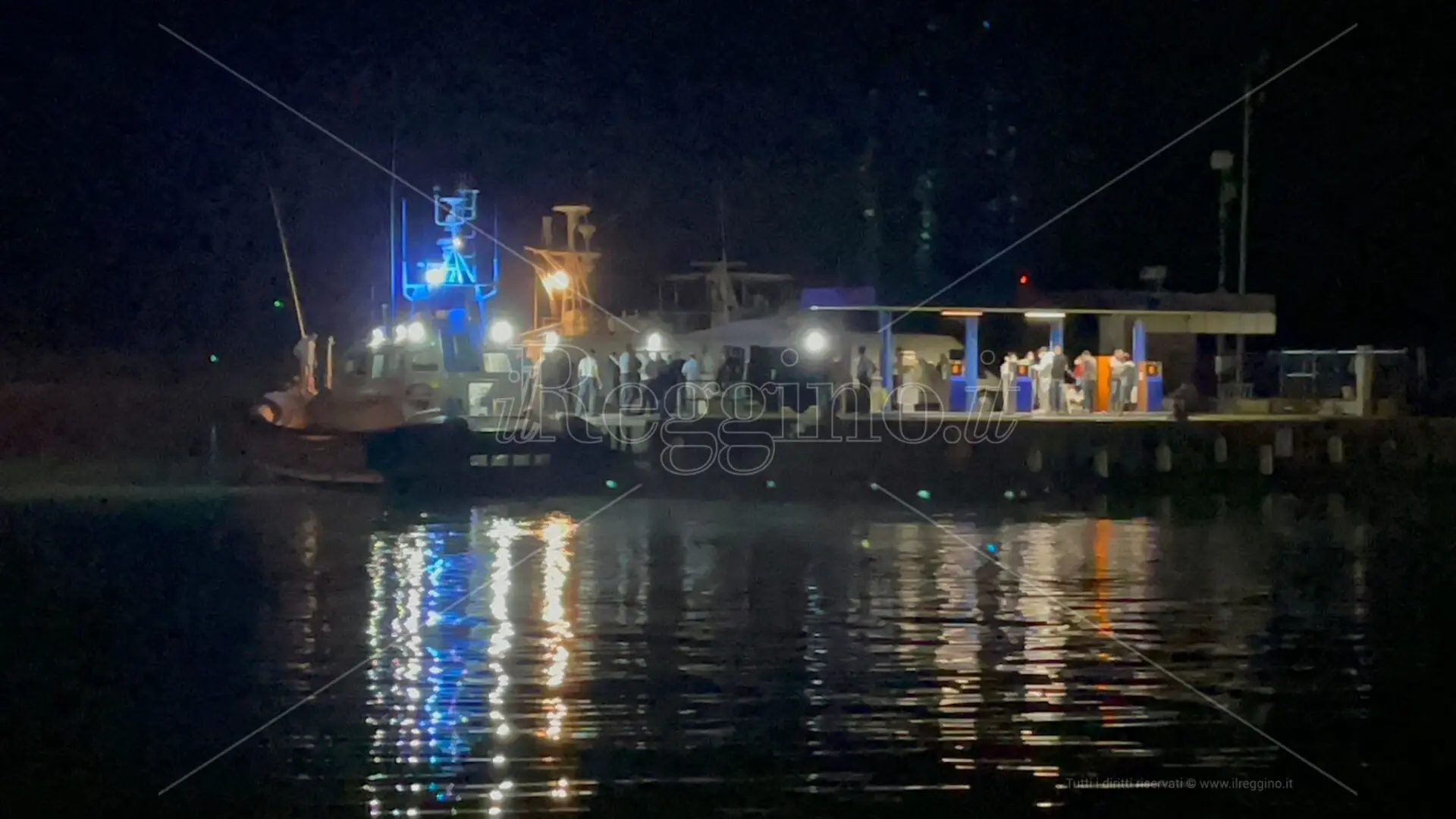 Naufragio migranti, commozione a Roccella per l’arrivo delle salme dei bambini