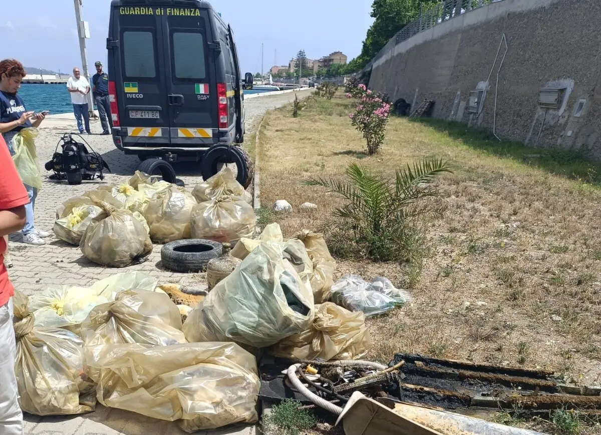 Villa San Giovanni, operazione porto pulito: volontari e amministrazione insieme per tutelare l'ambiente