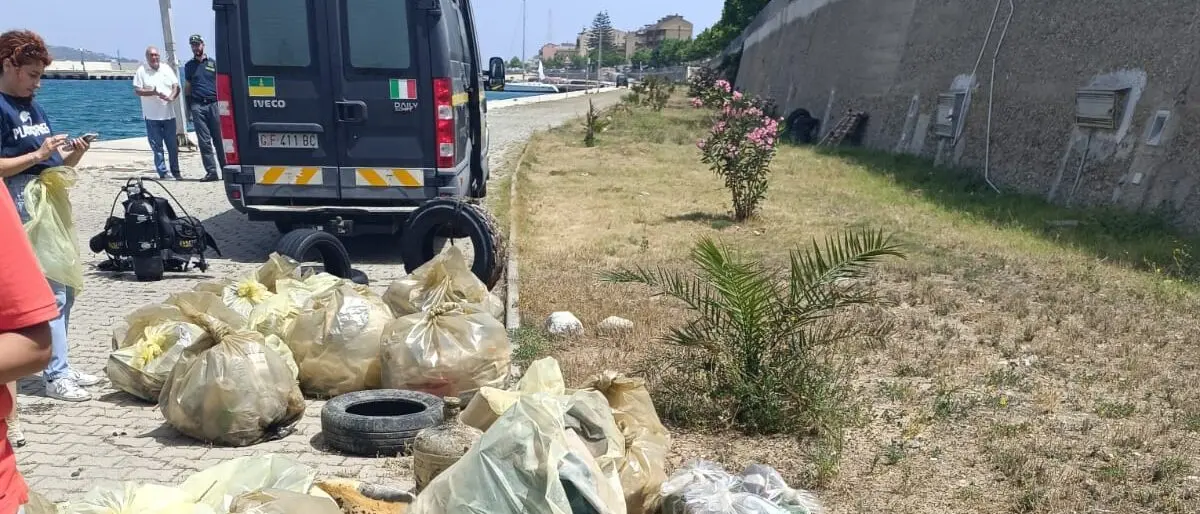 Villa San Giovanni, operazione porto pulito: volontari e amministrazione insieme per tutelare l'ambiente
