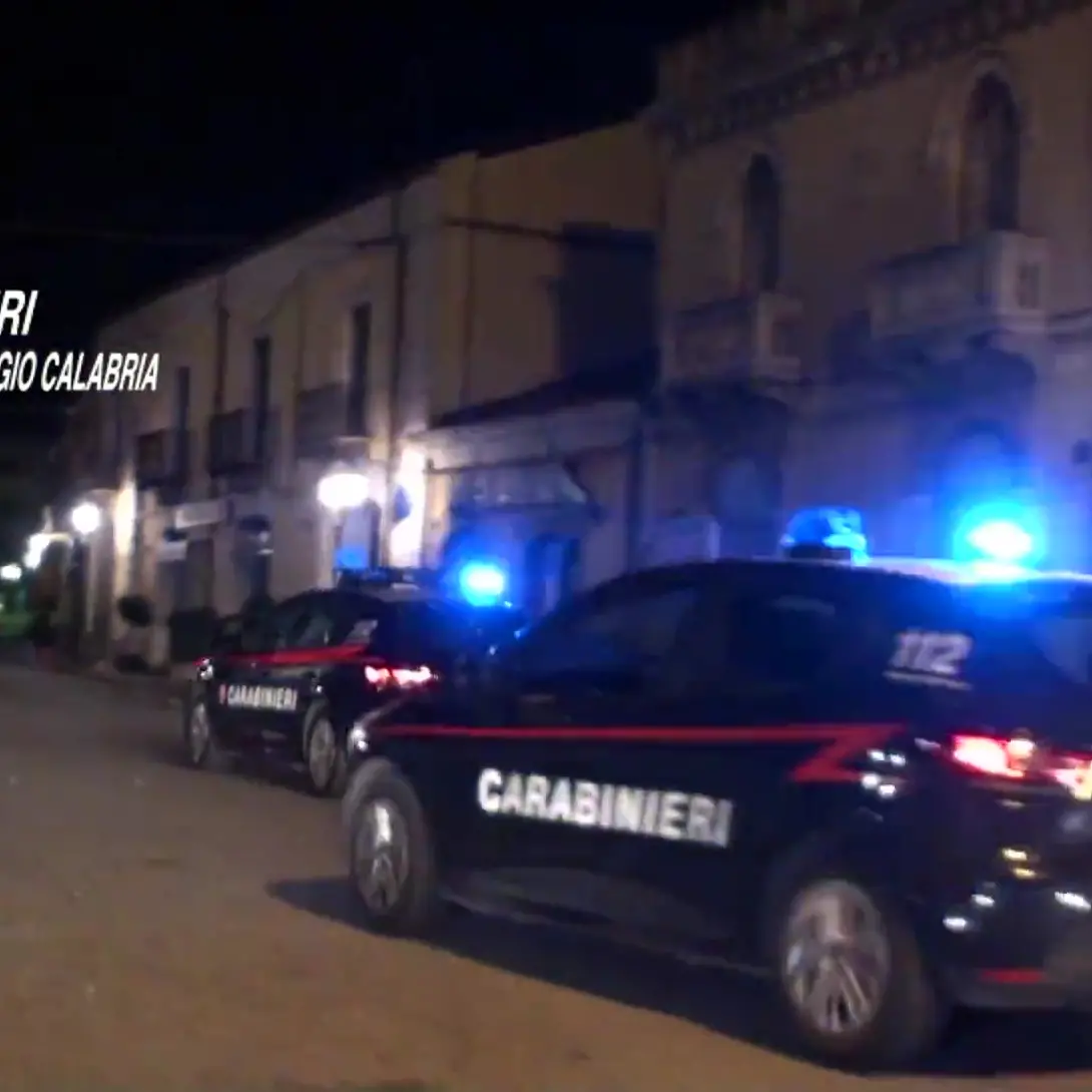 Incendiano un'auto e si danno alla fuga: deferiti dai carabinieri due cittadini di San Ferdinando