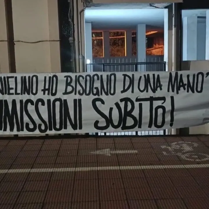 Inchiesta Ducale, affissi striscioni nella notte da nord a sud di Reggio: \"Dimissioni subito\" | FOTO