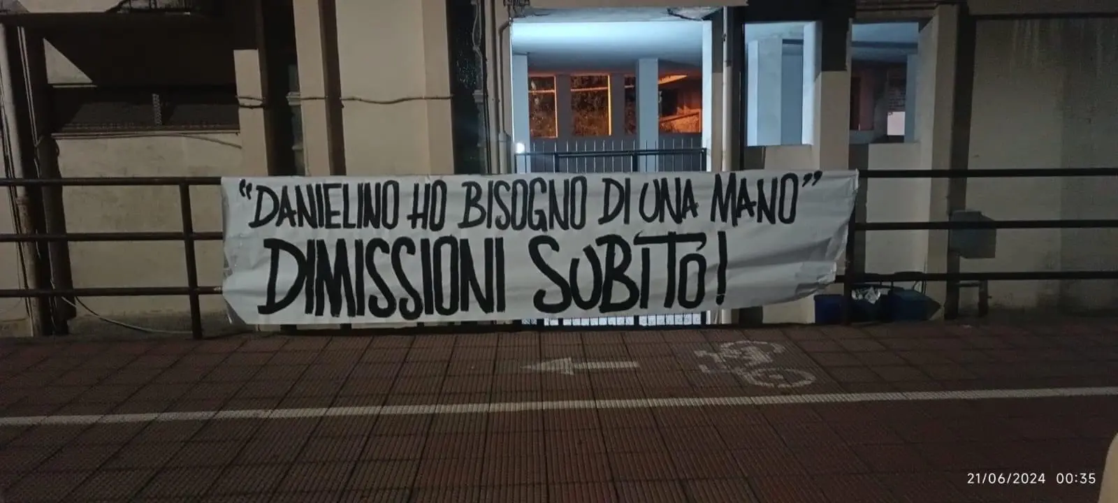 Inchiesta Ducale, affissi striscioni nella notte da nord a sud di Reggio: \"Dimissioni subito\" | FOTO