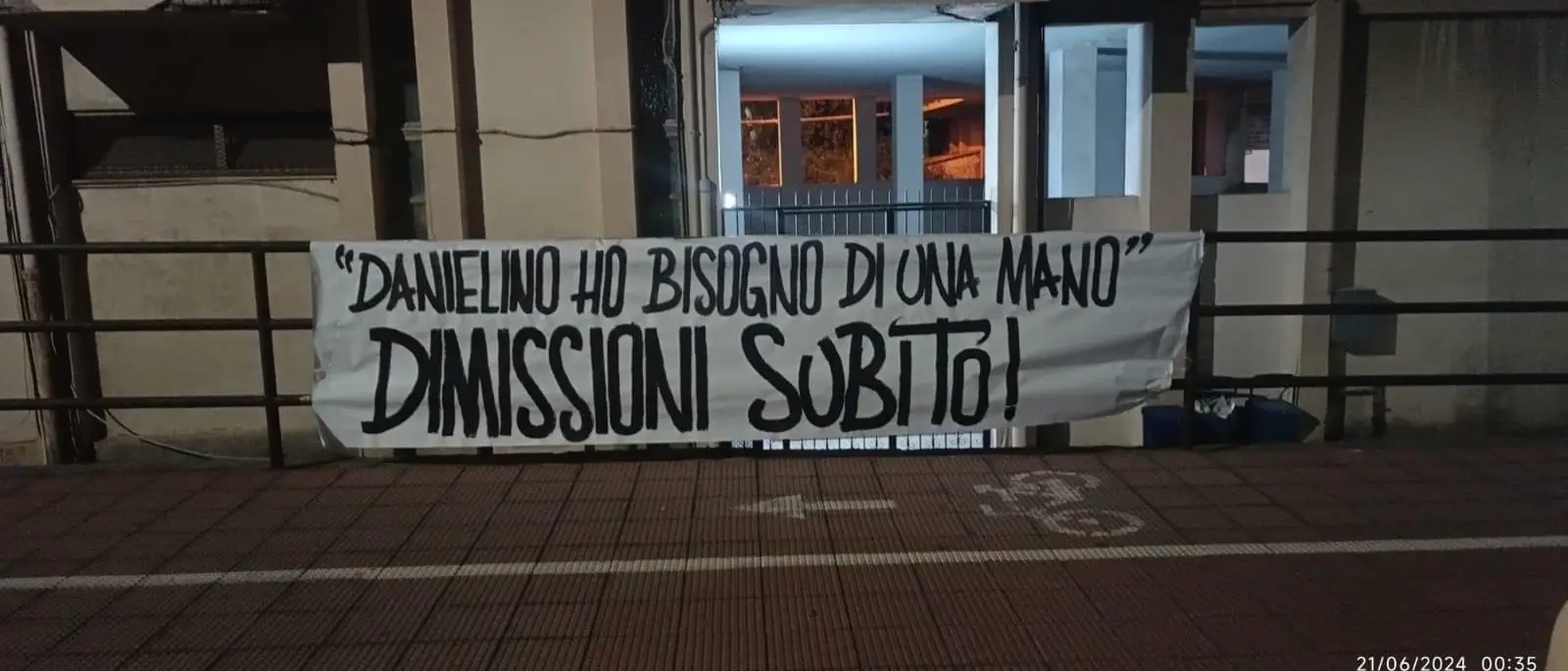 Inchiesta Ducale, affissi striscioni nella notte da nord a sud di Reggio: \"Dimissioni subito\" | FOTO
