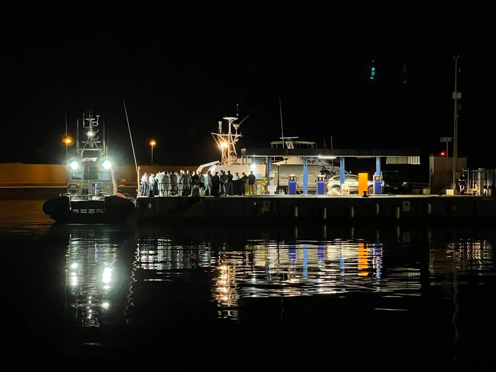 Migranti: sbarcate 90 persone a Roccella, tra loro donne incinte e bambini non accompagnati