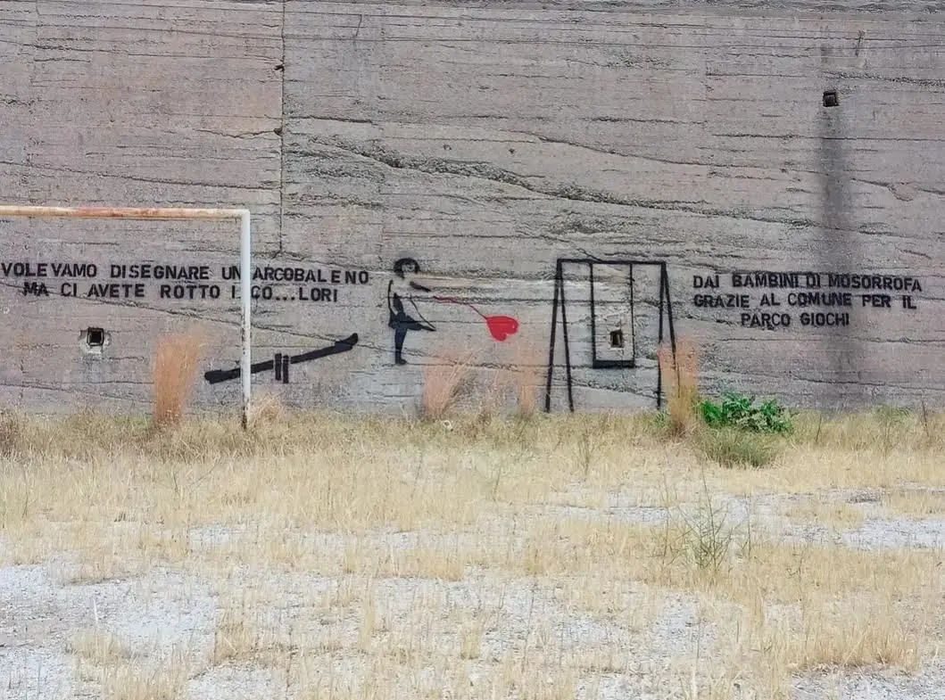 Reggio, graffiti all'ex campo sportivo a Mosorrofa: «Ci avete rotto i co...lori»