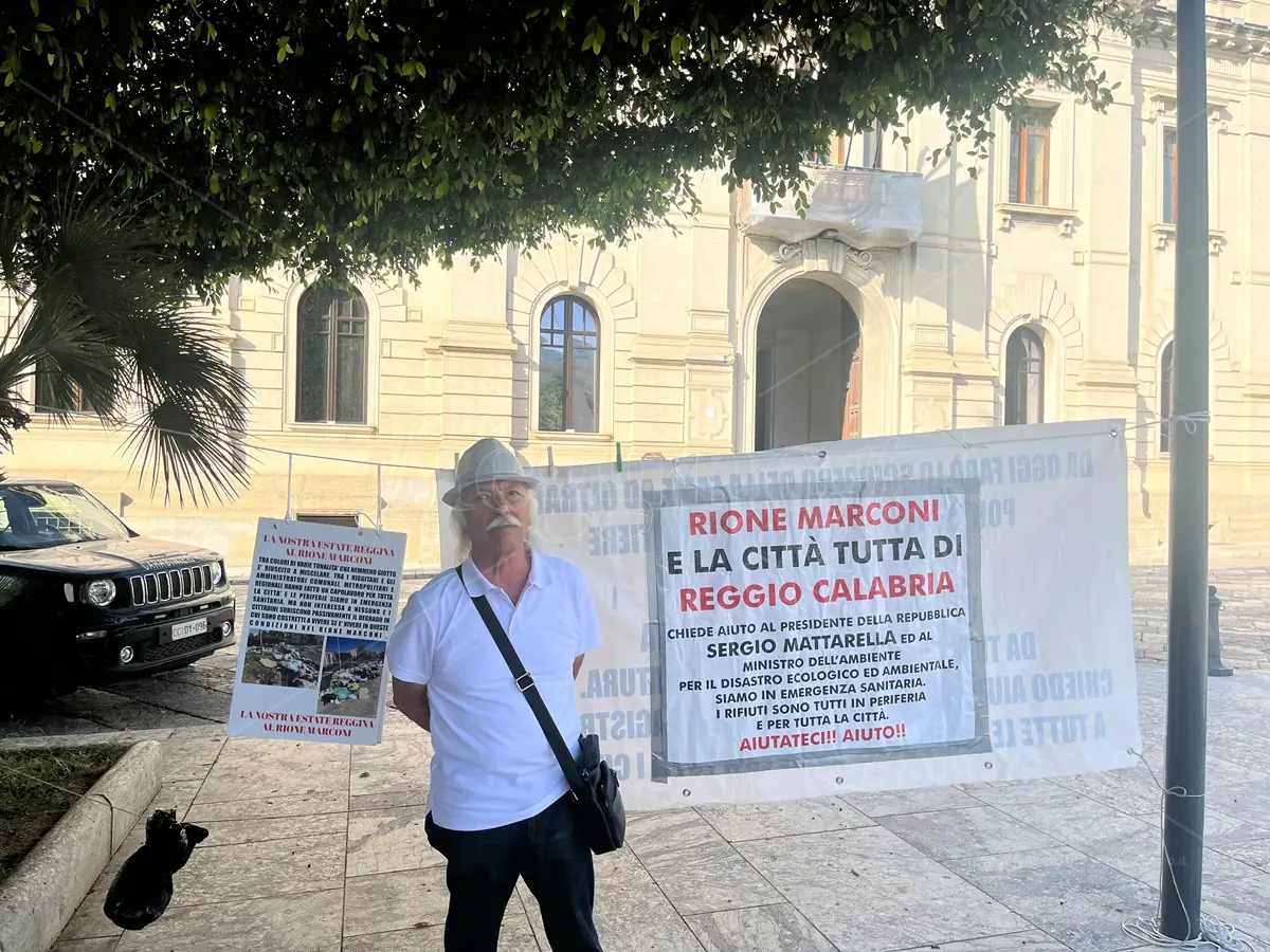 Reggio, torna in piazza il residente del Rione Marconi Giuseppe Crucitti: «Un’altra estate in mezzo ai rifiuti»