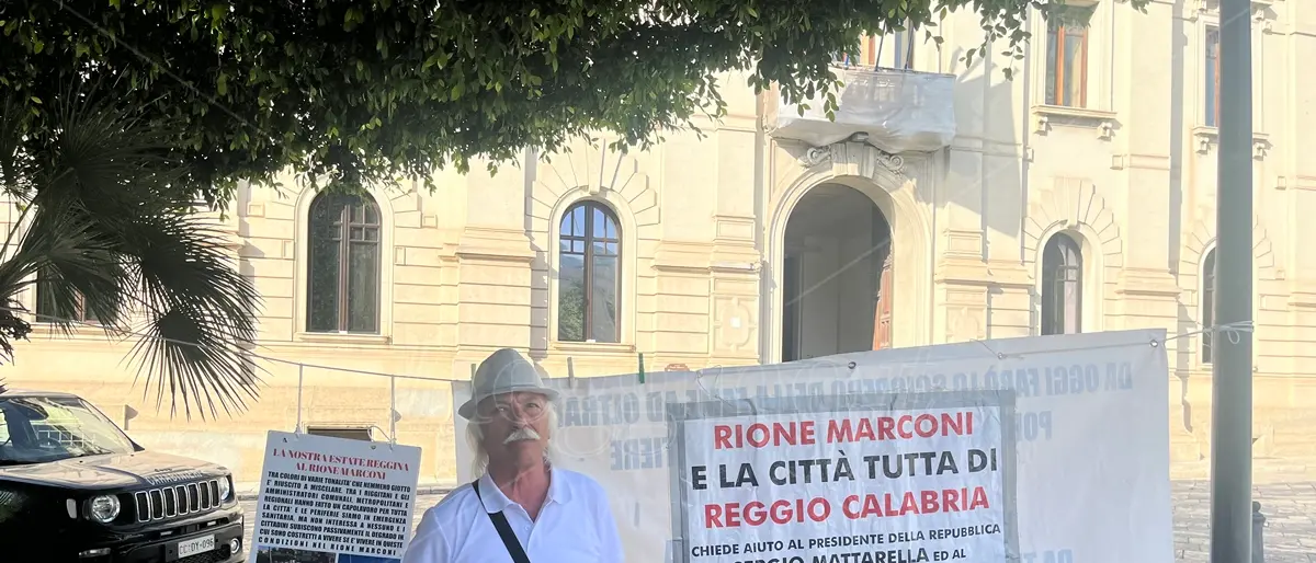 Reggio, torna in piazza il residente del Rione Marconi Giuseppe Crucitti: «Un’altra estate in mezzo ai rifiuti»