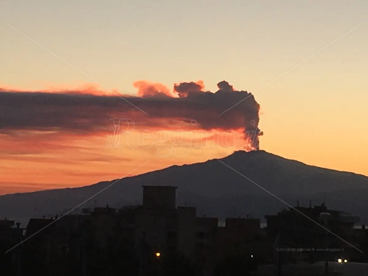 Eruzione Etna, chiuso aeroporto di Catania: stop ad arrivi