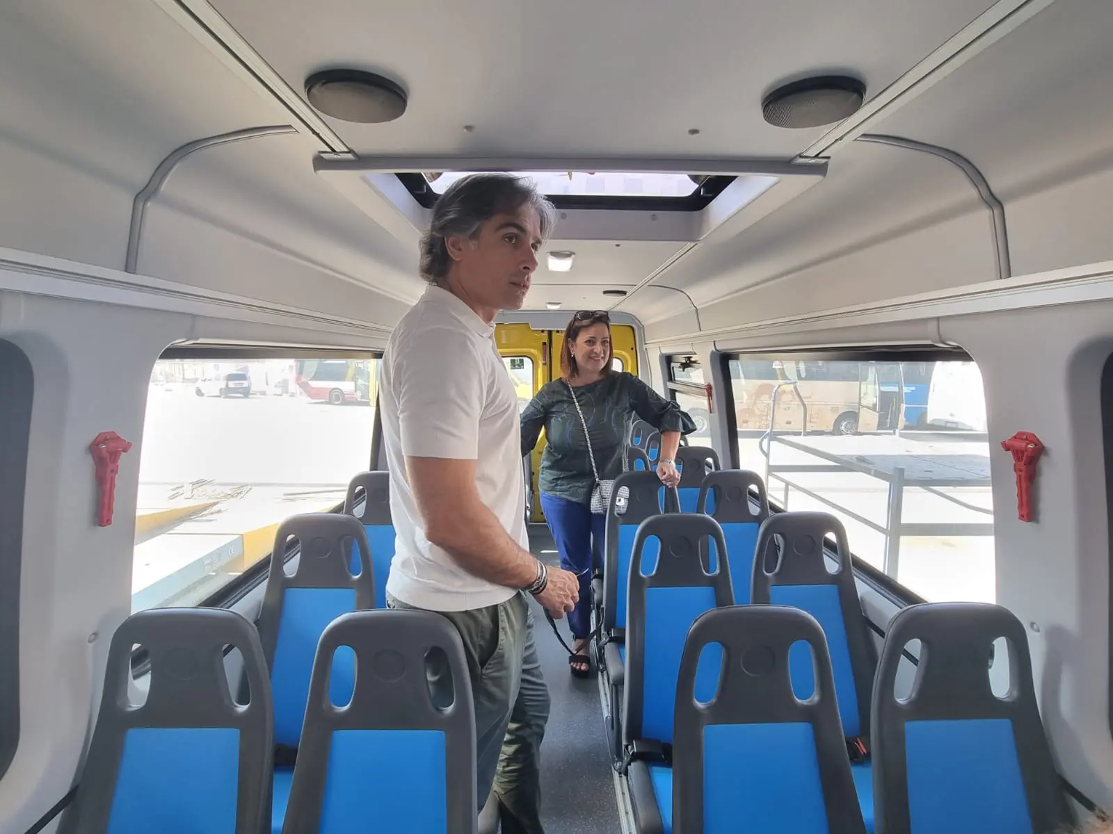 Reggio, Comune consegna ad Atam nuovo scuolabus. Falcomatà: «Obiettivo incrementare servizio»