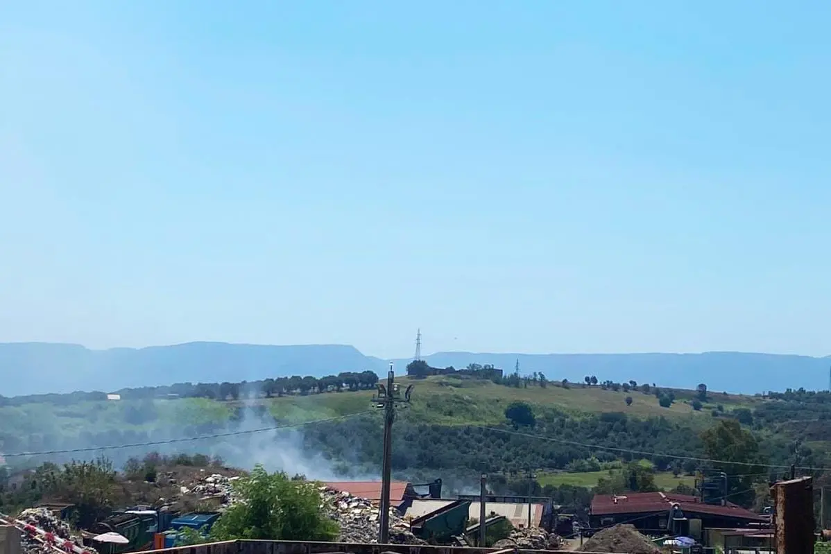 Incendio a Palmi, l'Arpacal rassicura: nessun pericolo per la salute pubblica