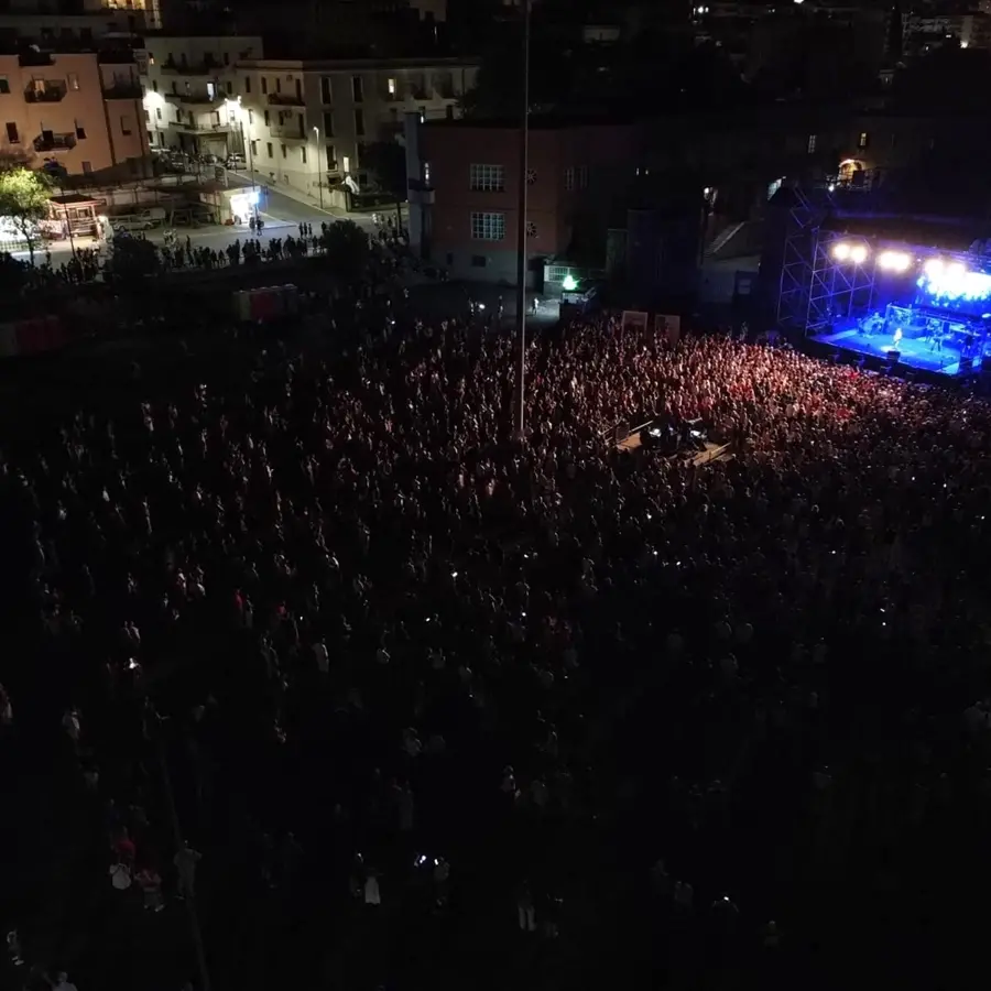 Reggio accoglie Edoardo Bennato, il rock senza età riempie Piazza del Popolo