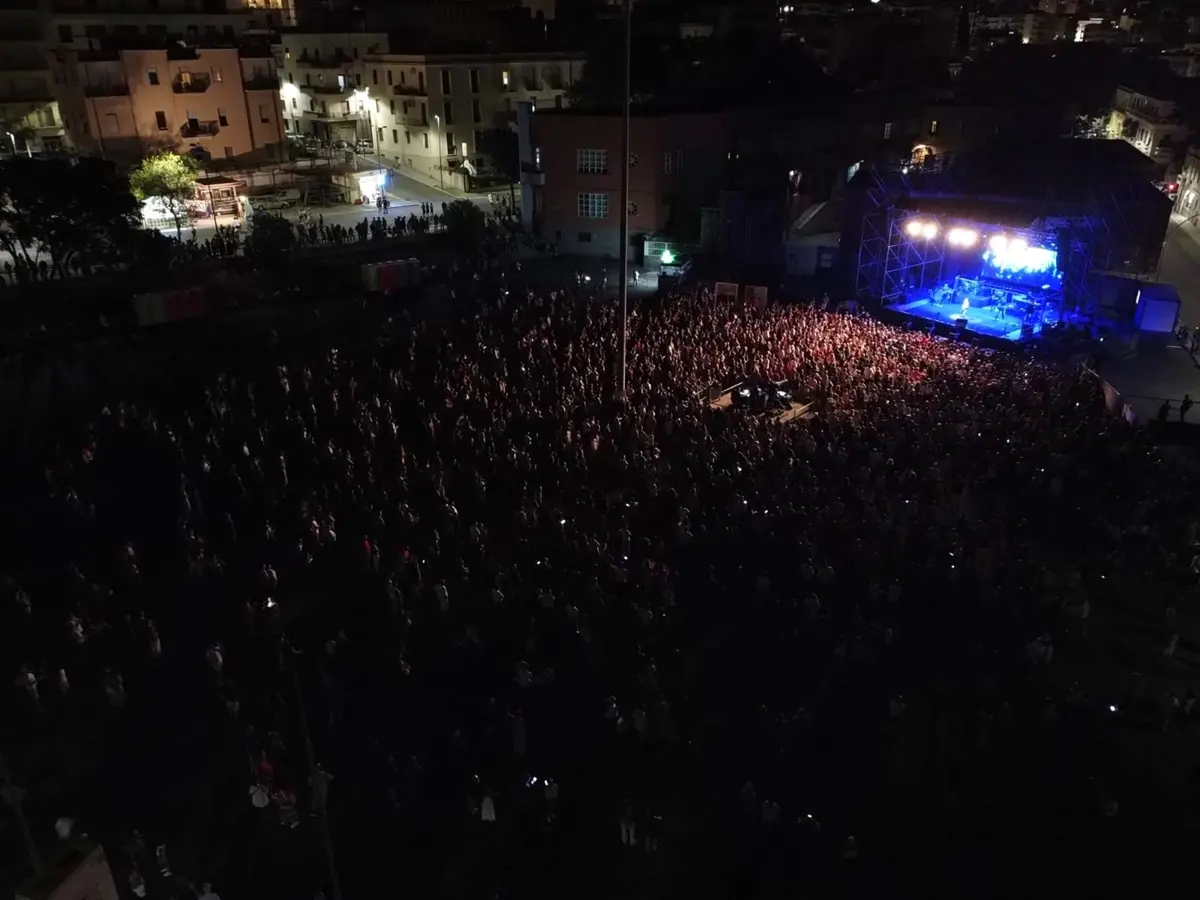 Reggio accoglie Edoardo Bennato, il rock senza età riempie Piazza del Popolo