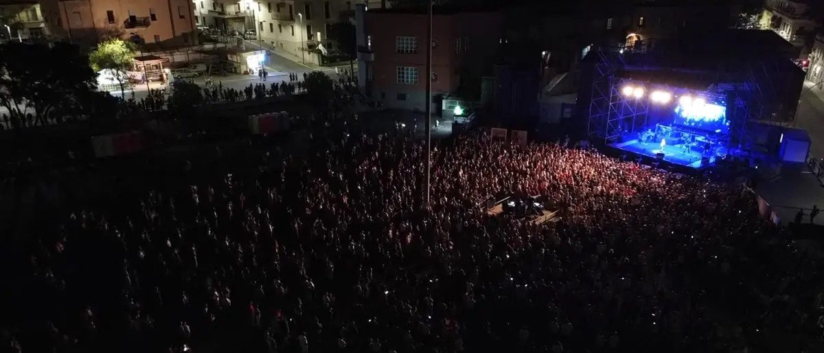 Reggio accoglie Edoardo Bennato, il rock senza età riempie Piazza del Popolo
