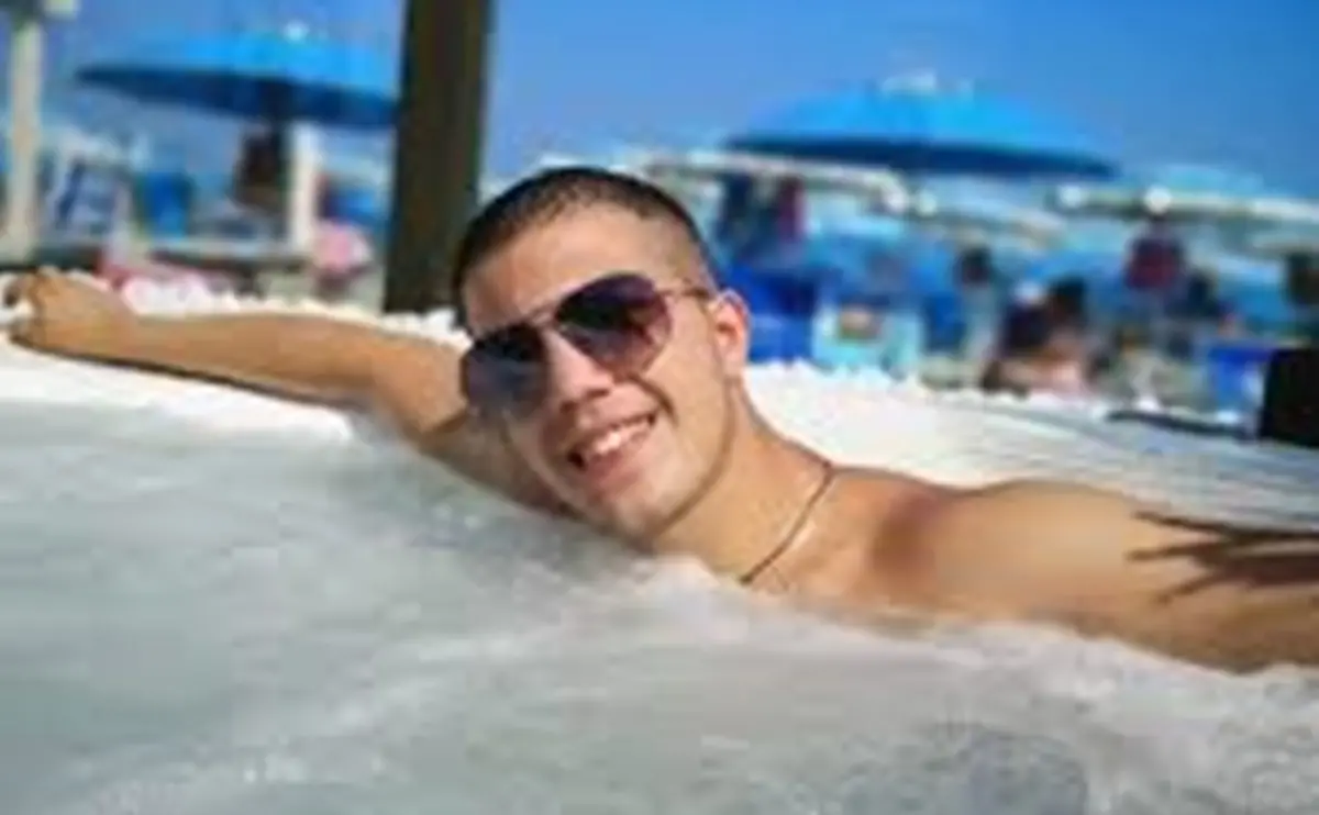 Il giovane milanese Omar Bassi muore mentre è in vacanza a Reggio