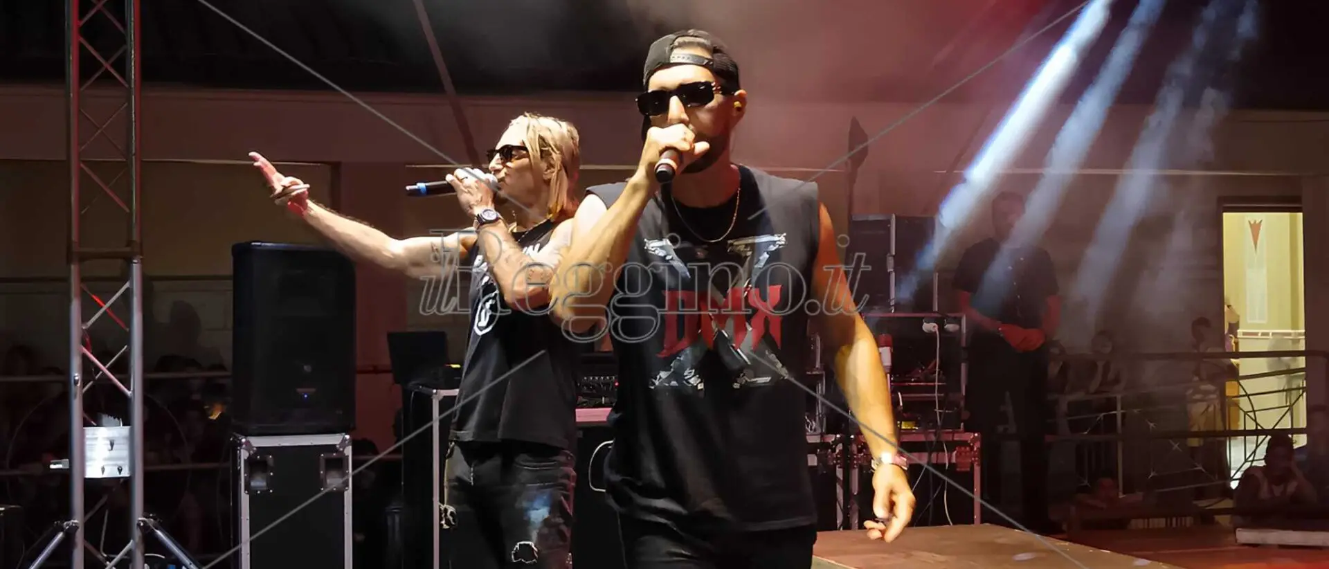 Fan in delirio per i Gemelli Diversi a Condofuri. L'augurio per la Reggina: «Deve stare in Serie A»