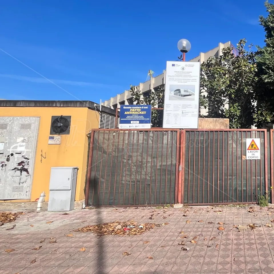 Reggio, Palloncino demolito ma lavori di ricostruzione fermi: in oltre sei mesi una cabina elettrica non è stata ancora spostata - FOTO