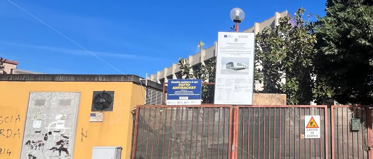 Reggio, Palloncino demolito ma lavori di ricostruzione fermi: in oltre sei mesi una cabina elettrica non è stata ancora spostata - FOTO