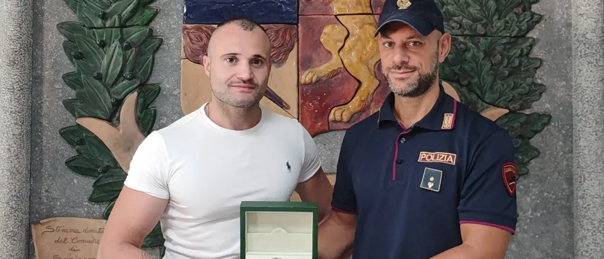 Reggio, la polizia restituisce al proprietario un orologio di valore rubato a Treviso