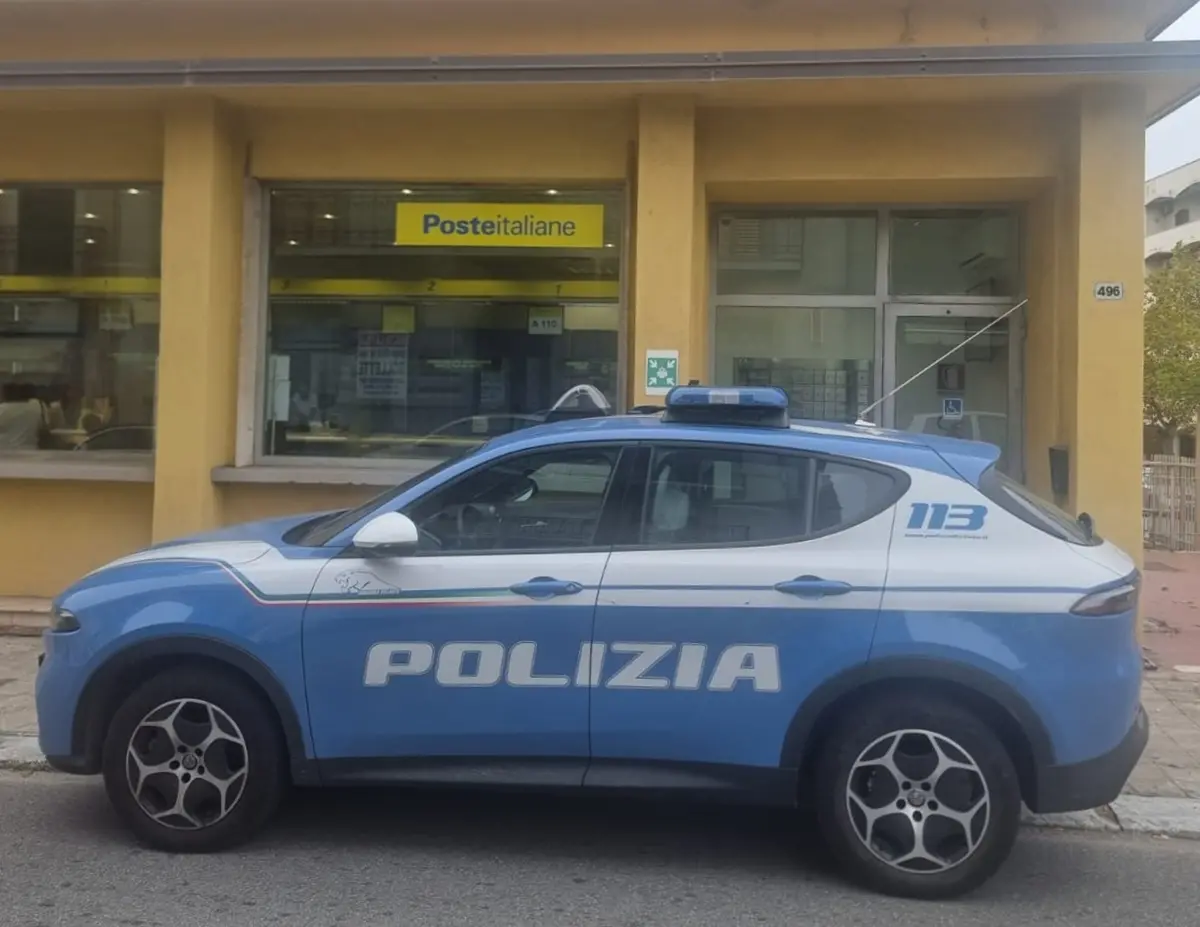 Villa San Giovanni, 23enne gambiano arrestato mentre danneggia monitor all’interno dell'ufficio Postale
