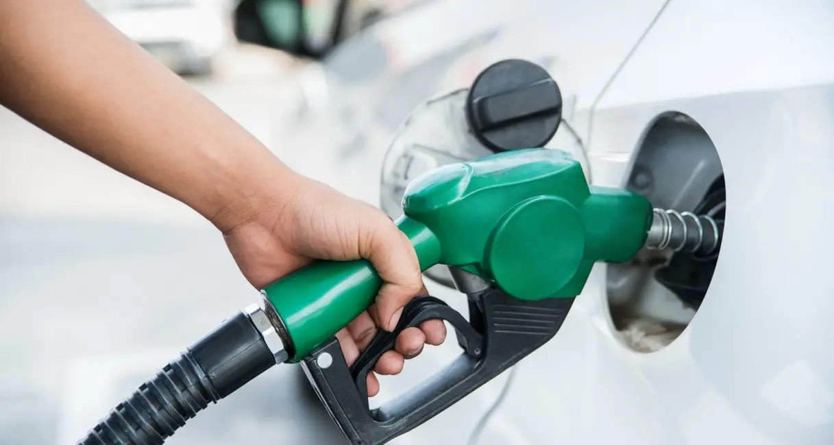 Benzina e diesel alle stelle, il governo corre ai ripari: accise mobili troppo lente, indagini su possibili speculazioni\n