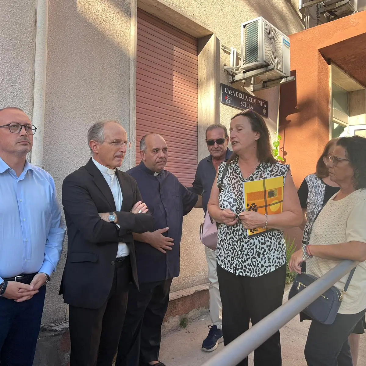 Ospedale Scillesi d'America, porte sbarrate al Vescovo in visita al nosocomio: strali contro Di Furia