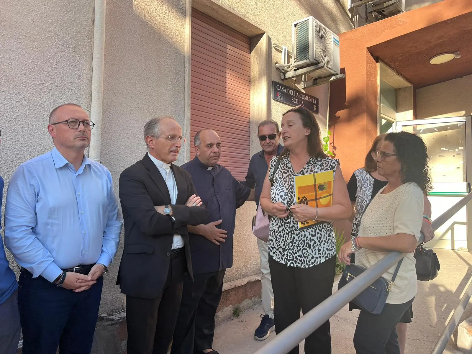 Ospedale Scillesi d'America, porte sbarrate al Vescovo in visita al nosocomio: strali contro Di Furia