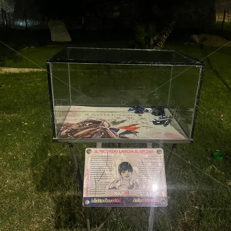 Riparata la teca dedicata a Gianluca Canonico, papà Pietro: «I luoghi dell’anima sono da custodire non da distruggere. Grazie, sindaco»