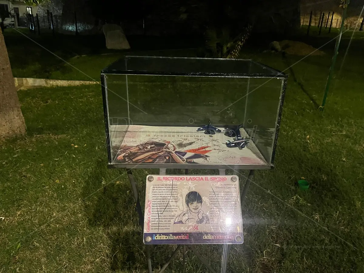 Riparata la teca dedicata a Gianluca Canonico, papà Pietro: «I luoghi dell’anima sono da custodire non da distruggere. Grazie, sindaco»