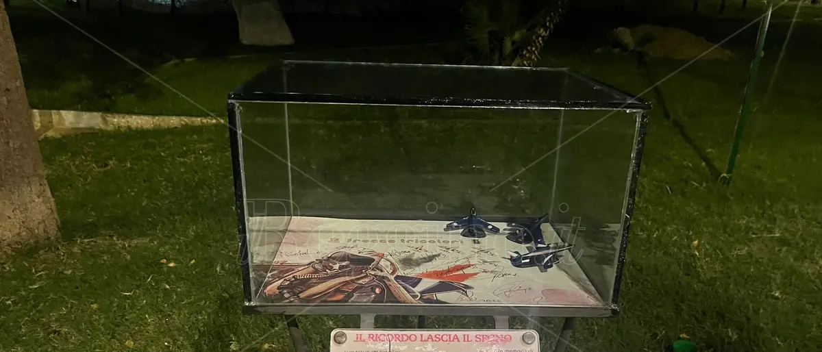 Riparata la teca dedicata a Gianluca Canonico, papà Pietro: «I luoghi dell’anima sono da custodire non da distruggere. Grazie, sindaco»