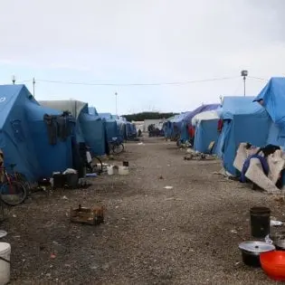 Coronavirus, a San Ferdinando i migranti della tendopoli rifiutano i pasti. L'allarme del sindaco