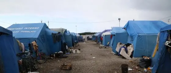 Coronavirus, iniziative della Prefettura e dei sindaci per migliorare le condizioni dei migranti della Piana